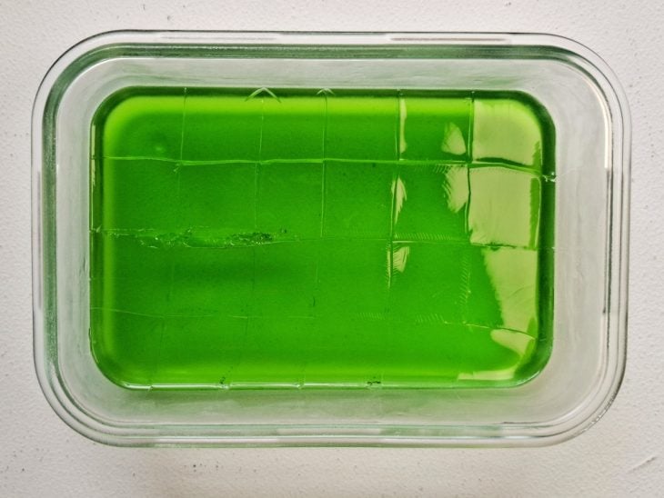 Gelatina cortada em cubos médios.
