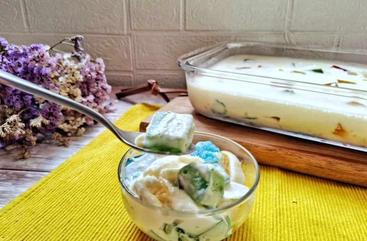 Gelatina colorida com creme de leite Ninho