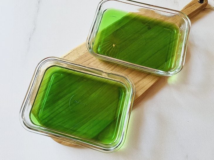 Gelatina de limão em dois recipientes de vidro.