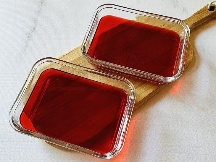 Gelatina de cereja em dois recipientes de vidro.