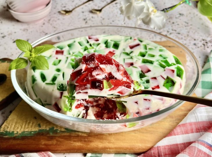 Gelatina pronta para consumo em uma travessa de vidro.