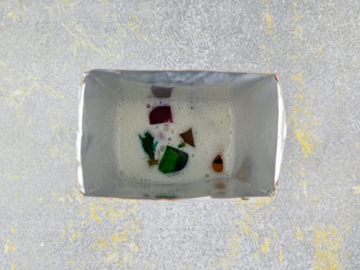 Uma porção de creme e alguns cubos de gelatina dentro da caixa de leite.