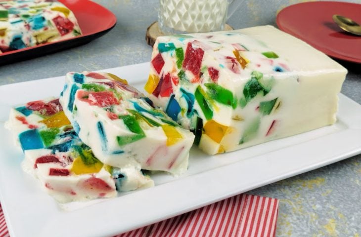 Gelatina colorida na caixa de leite