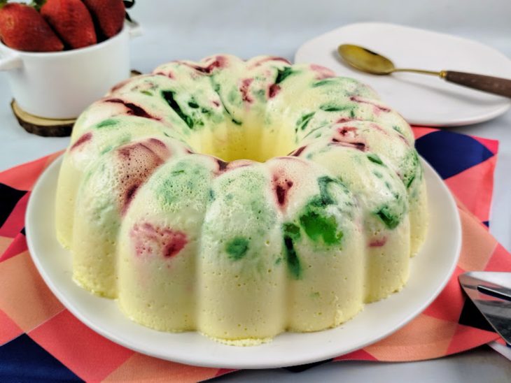 Gelatina colorida sem leite de coco pronta para servir.