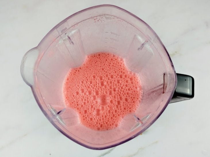 Gelatina e iogurte batidos no liquidificador.