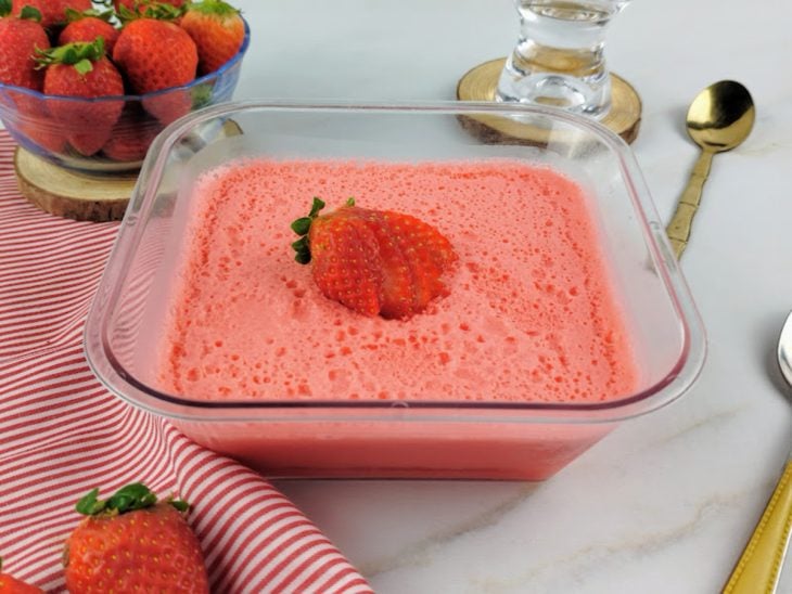 Gelatina com iogurte fit finalizada com morango e pronta para consumo.