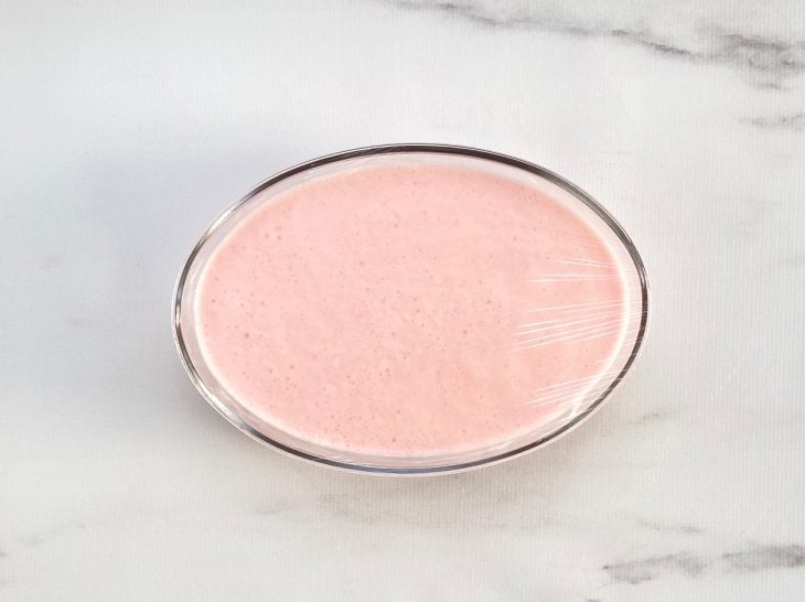 Um recipiente contendo gelatina com leite condensado.