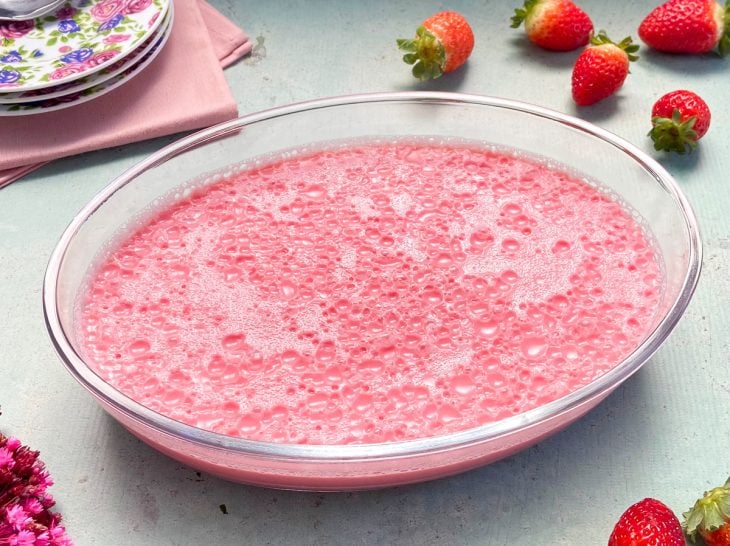 Um recipiente contendo gelatina com leite condensado.