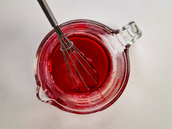 Gelatina dissolvida na água quente.