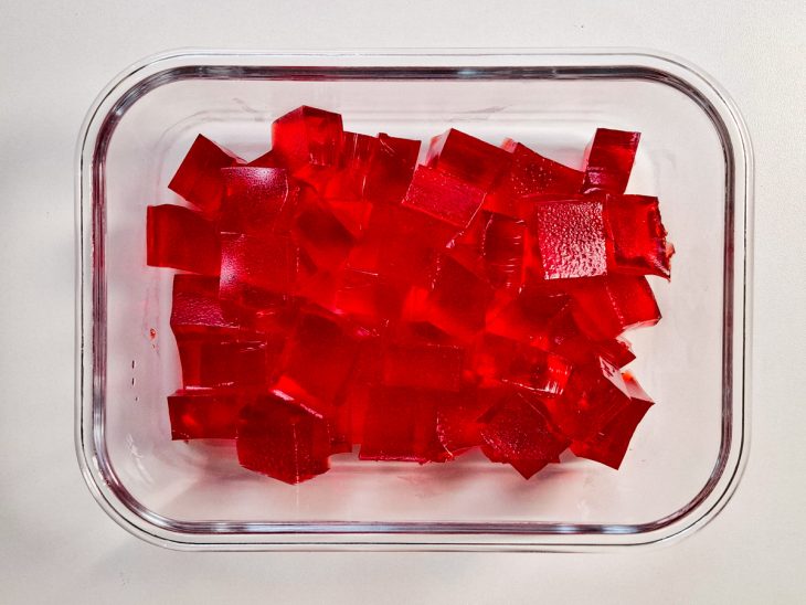 Gelatina cortada em cubos grandes.