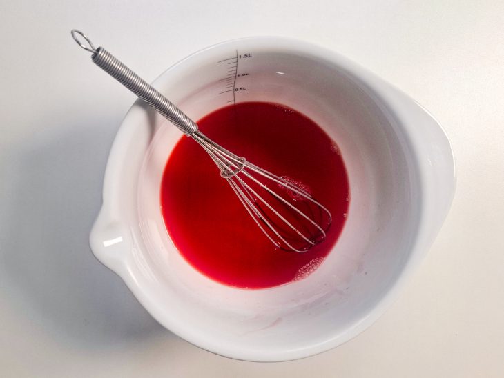 O restante da gelatina também dissolvida em água.