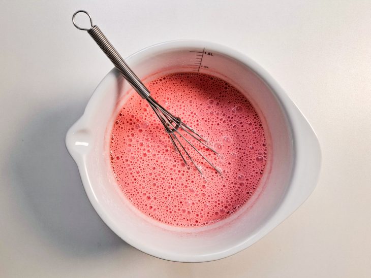 Creme de leite adicionado a gelatina dissolvida.