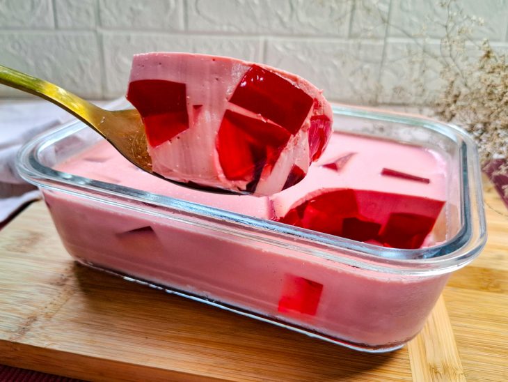 Gelatina pronta, colher tirando uma porção.