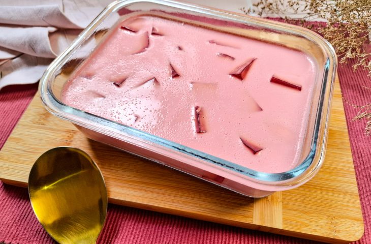 Gelatina cremosa com creme de leite