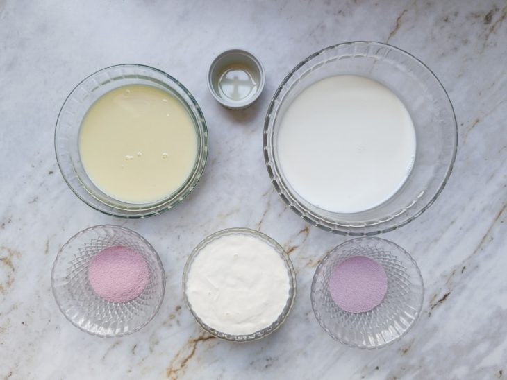 Ingredientes separados sobre a bancada.