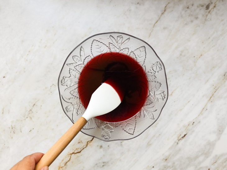 Gelatina dissolvendo na água fervente.