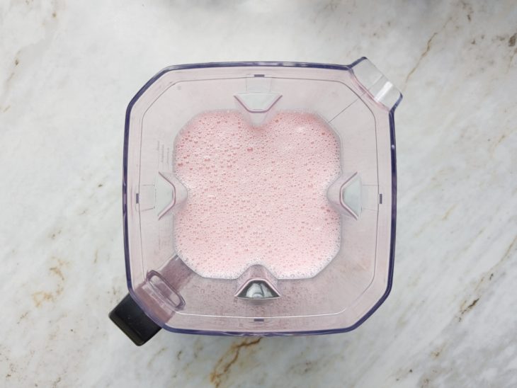 Ingredientes batendo no liquidificador.