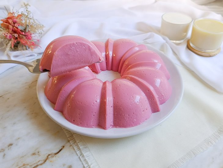 Gelatina cremosa com leite servida.