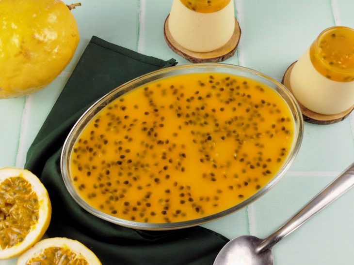 Gelatina de maracujá pronta para consumo.