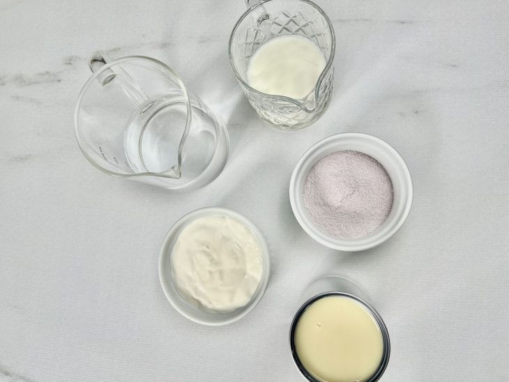 Ingredientes organizados sobre a bancada.