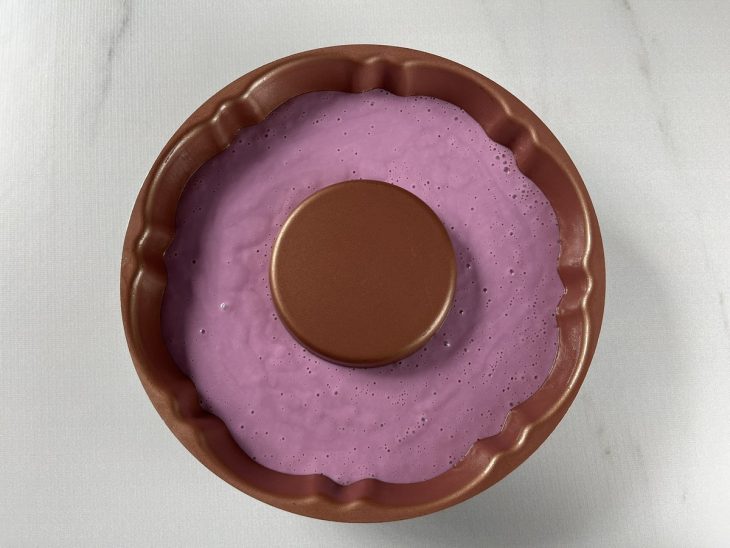 Mistura sendo despejada na forma com furo central.