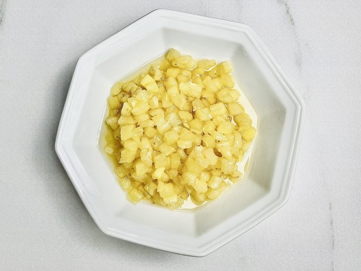 Pedaços de abacaxi em um prato.