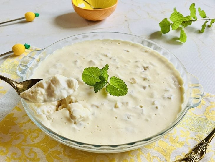 Gelado de abacaxi pronto para consumo em um refratário de vidro.
