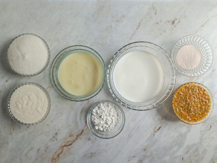 ingredientes para o preparo de gelatina de maracujá em camadas organizados.