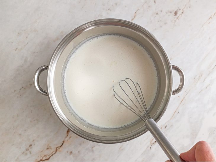 creme de confeiteiro mexido com fouet.