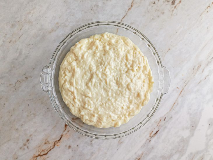 início da montagem da sobremesa de gelatina de maracujá.