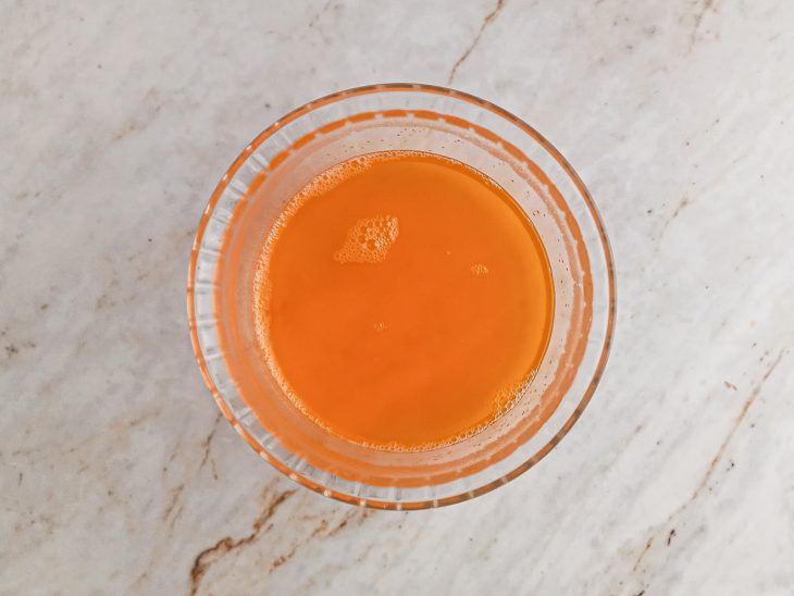 gelatina de maracujá feita como manda a embalagem.