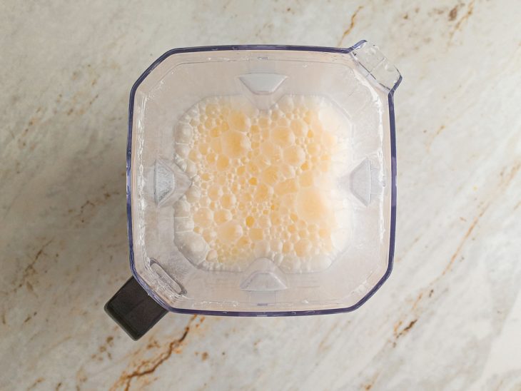 creme branco de gelatina batida no liquidificador.
