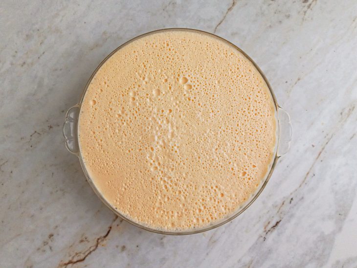gelatina de maracujá em camadas gelado e firme.