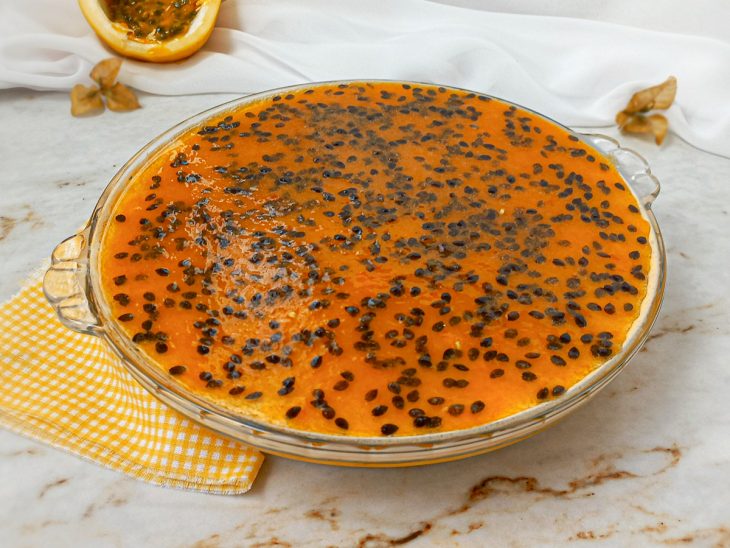 gelatina de maracujá em camada finalizada e servida.