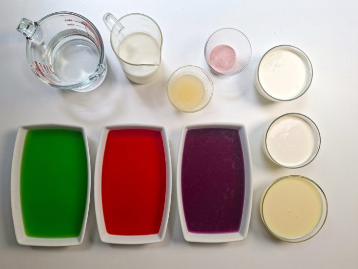 Ingredientes reunidos na bancada.