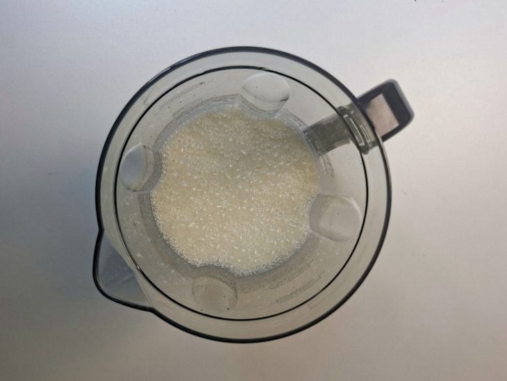 Ingredientes batidos no liquidificador.