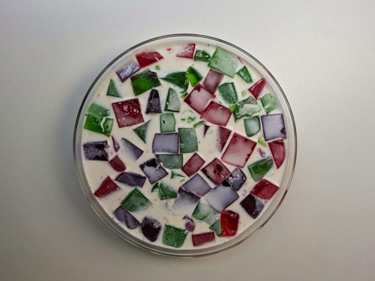 Creme despejado sobre os cubos de gelatina.