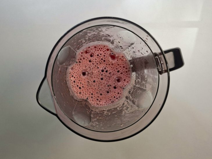 Ingredientes batidos no liquidificador.