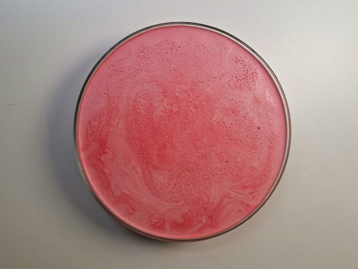 Creme frio sendo adicionado ao refratário.