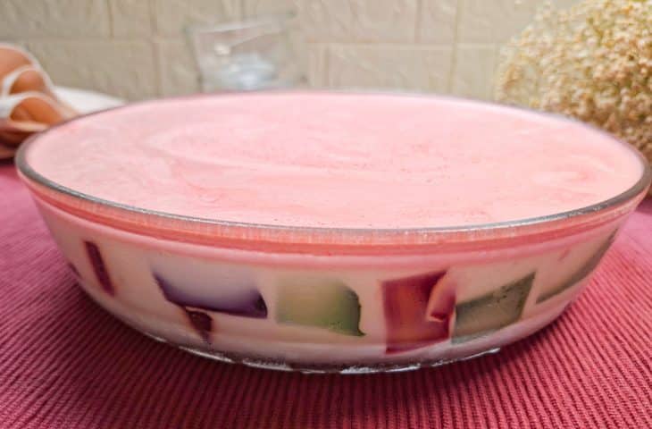 Gelatina mosaico na travessa