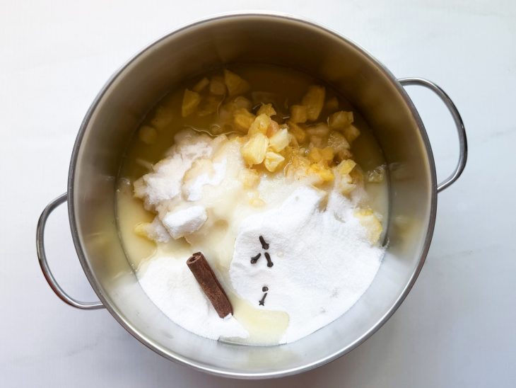 Ingredientes sendo colocados na panela.