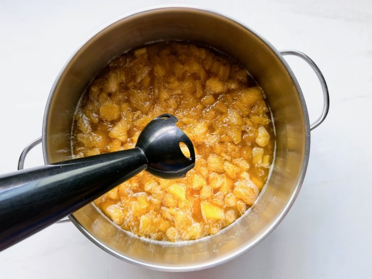 Mistura sendo batida com um mixer na panela.