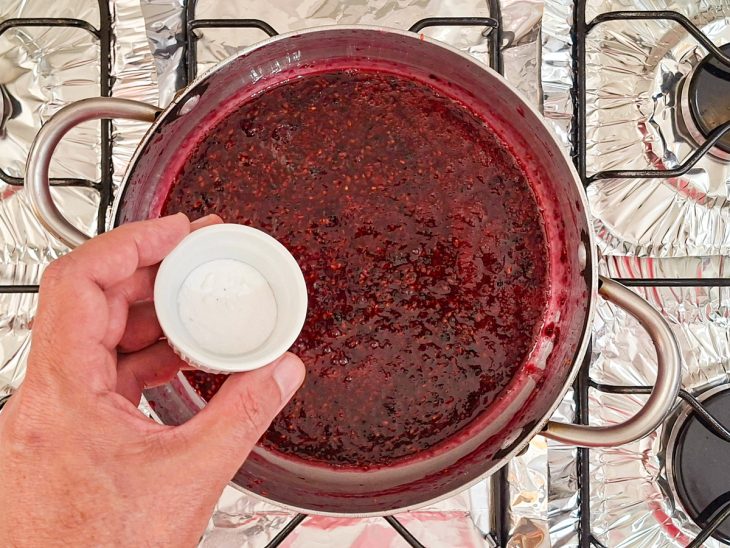 Bicarbonato de sódio adicionado à mistura.