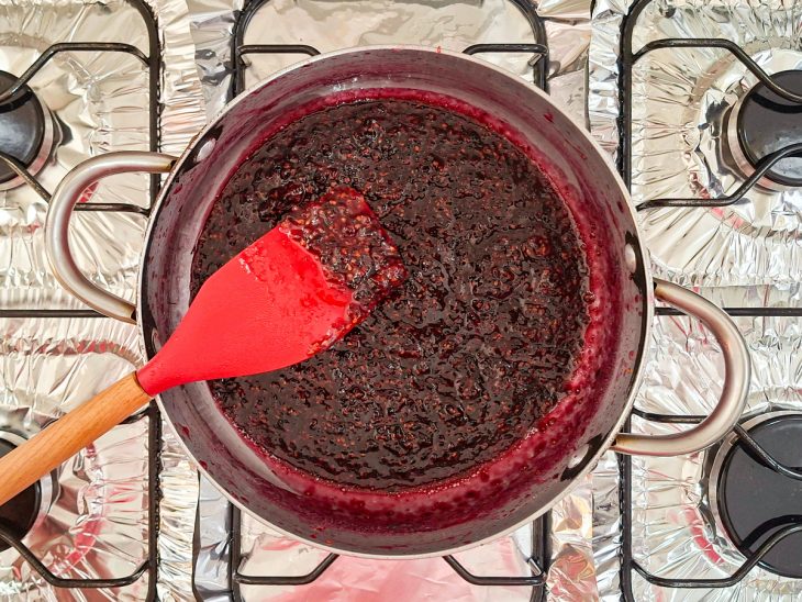 Mistura triturada na panela.