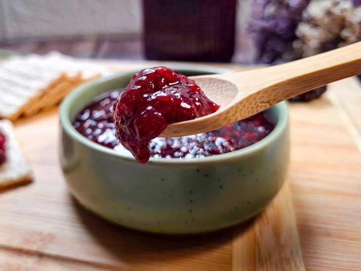 Geleia de amora fácil servida.