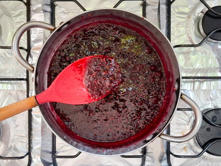 Na panela, a mistura cremosa com textura de geleia.