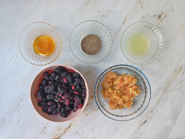 Ingredientes separados sobre a bancada.