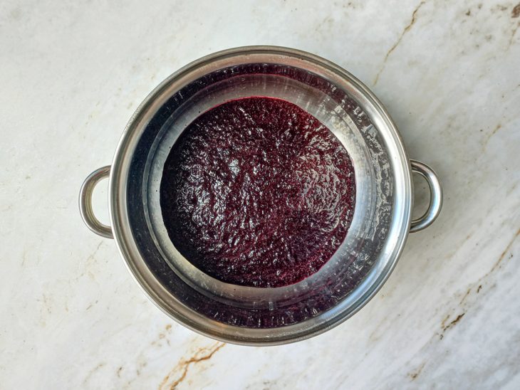 Amoras cozinhando na panela.