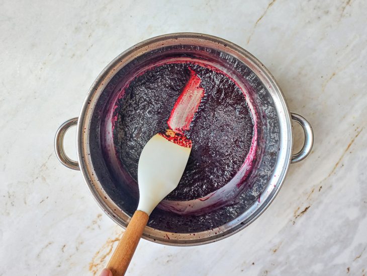 Suco de limão adicionado à amora.