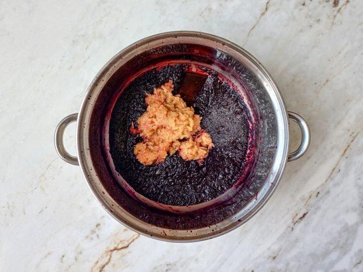 Maçã ralada adicionada à amora.